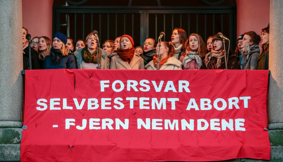 Det ligger an til flertall for ny abortlov. Bildet er fra kvinnedagen i 2019. Akerselva Kvinnekor synger bak parolen 'Forsvar selvbestemt abort - fjern nemndene' under markeringen av den internasjonale kvinnedagen på Youngstorget i Oslo i 2019.