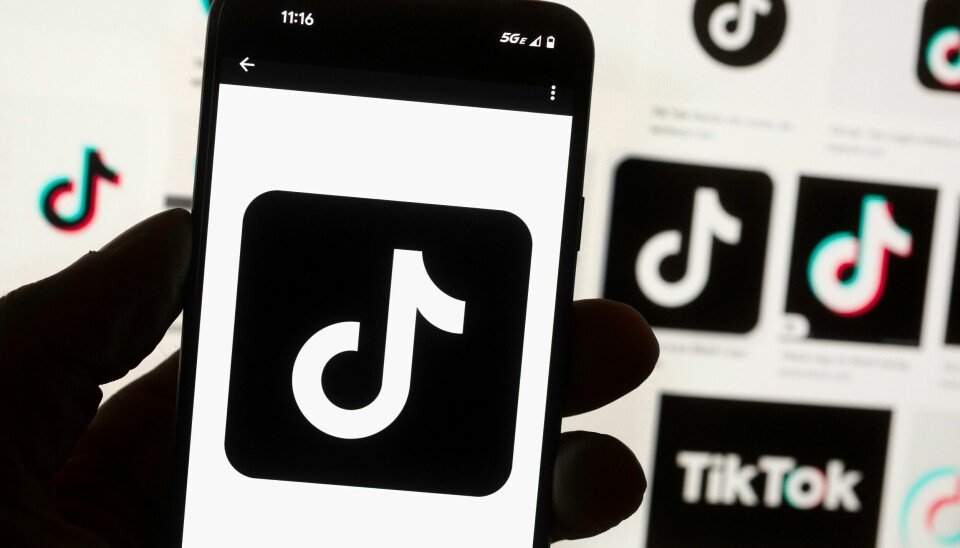 Mange amerikanske folkevalgte og president Joe Bidens administrasjon mener Tiktok er en nasjonal sikkerhetsrisiko for USA. Tiktok logo på en mobilskjerm. Selskapet bak tjenesten, Bytedance, har kraftig vekst, ifølge Bloomberg. Foto: Michael Dwyer / AP / NTB