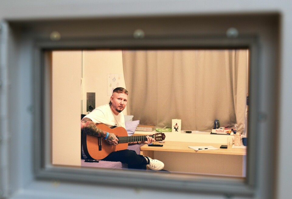 – Gitarkurset bak murene har gitt meg mestring, sa Vidar Aleksander Looney Norås til Dagsavisen rett før årsskiftet. Han soner i Indre Østfold fengsel. – Gitarkurset bak murene har gitt meg mestring, sier Vidar Aleksander Looney Norås, som soner i Indre Østfold fengsel.