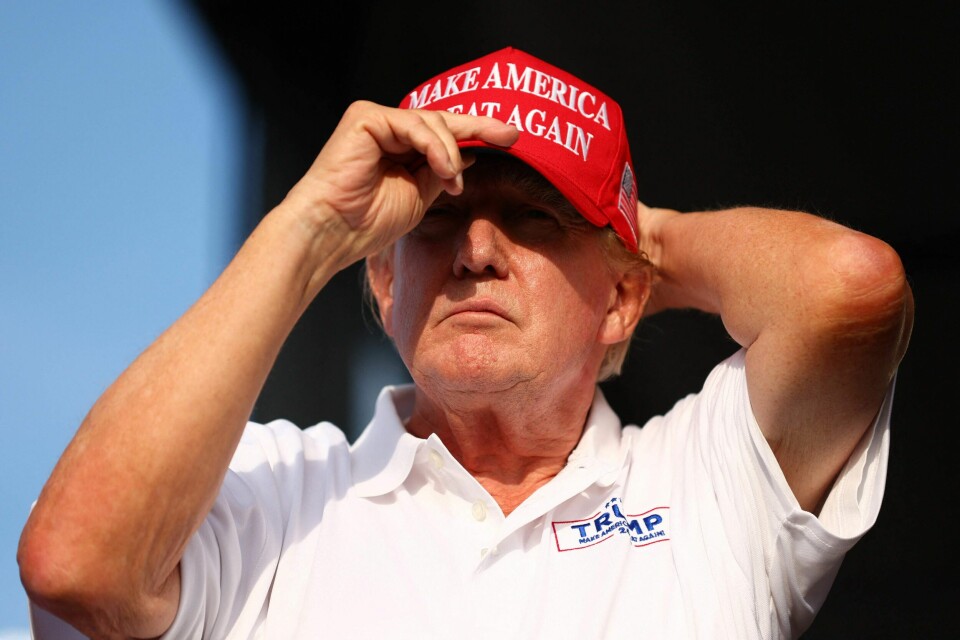 Ekspresident Donald Trump sikter mot en retur til Det ovale kontor i Washington D.C., USA, etter valget 5. november. DORAL, FLORIDA - APRIL 07: Former U.S. President Donald Trump looks on at the 18th green during day three of the LIV Golf Invitational - Miami at Trump National Doral Miami on April 07, 2024 in Doral, Florida. Megan Briggs/Getty Images/AFP (Photo by Megan Briggs / GETTY IMAGES NORTH AMERICA / Getty Images via AFP)