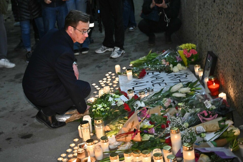 Den konservative statsministeren Ulf Kristersson (M) i Sverige besøker åstedet for et brutalt drap denne uka. Regjeringen må på jobb for å unngå svenske tilstander her hjemme, skriver Dagsavisen. Den konservative statsministeren Ulf Kristersson (M) i Sverige besøker åstedet for et brutalt drap denne uka. Regjeringen må på jobb for å unngå svenske tilstander her hjemme, skriver Dagsavisen.