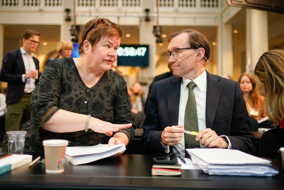 Utvalgsleder Line Eldring og utvalget som har gått gjennom erfaringene med EØS-avtalen leverte utredningen sin til utenriksminister Espen Barth Eide (Ap) i Marmorhallen torsdag. Utvalgsleder Line Eldring og utvalget som har gått gjennom erfaringene med EØS-avtalen leverte utredningen sin til utenriksminister Espen Barth Eide (Ap) i Marmorhallen torsdag. Foto: Terje Pedersen / NTB