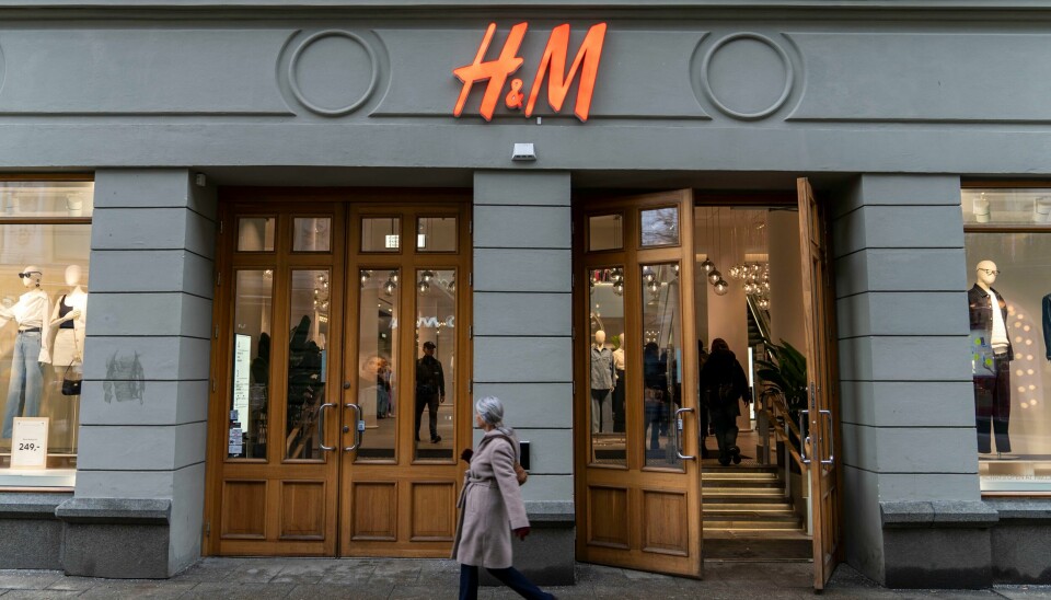 Kleskjedene H&M og Zara anklages av en miljøorganisasjon for å bruke «uetisk» bomull i noen av klærne sine. Den svenske klesgiganten H&M hadde et overskudd på 396 millioner kroner før skatt i regnskapsårets første kvartal. Det er langt bedre enn analytikerne ventet. Foto: Ludvig Heiberg Larsen / NTB