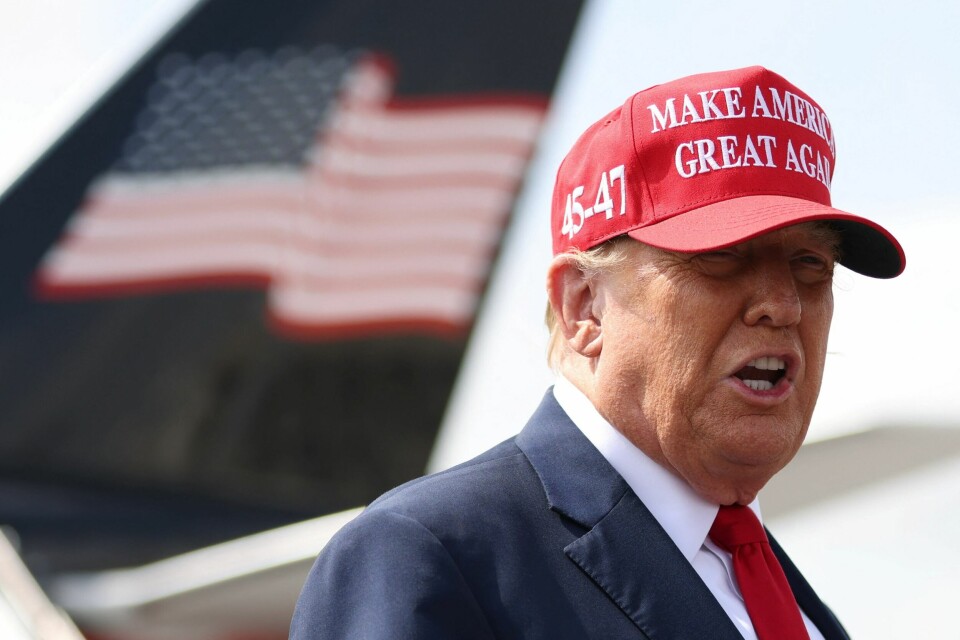Ekspresident Donald Trump ønsker igjen å komme til makten i USA. Republican presidential candidate and former U.S. President Donald Trump speaks as he arrives at Hartsfield-Jackson Atlanta International Airport in Atlanta, Georgia, U.S. April 10, 2024. REUTERS/Alyssa Pointer