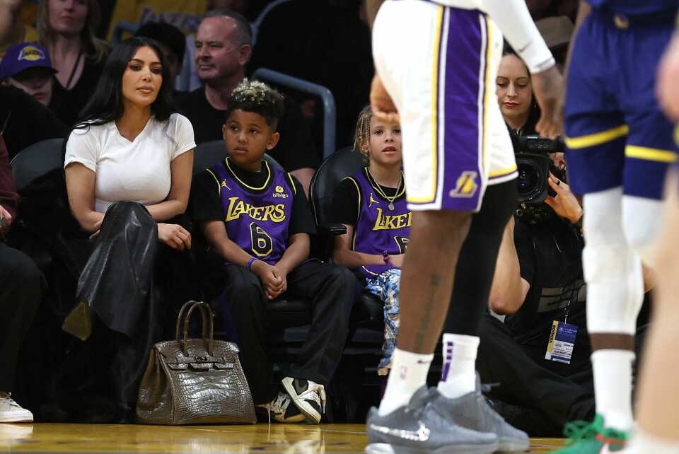 Birkin-veska fikk bli med Kim Kardashian på kampen mellom Los Angeles Lakers og Golden State Warriors 16. mars. Birkin-veska fikk bli med Kim Kardashian på kampen mellom Los Angeles Lakers og Golden State Warriors 16. mars.