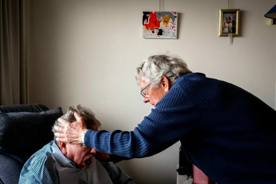 Ettersom sykdommen til lillebror Josef har blitt verre og verre, har han blitt nødt til å få hjelp med det meste, som at storebror Sverre hjelper ham med å sitte mer rett i stolen. Ettersom sykdommen til lillebror Josef har blitt verre og verre, har han blitt nødt til å få hjelp med det meste, som at storebror Sverre hjelper ham med å sitte mer rett i stolen.
