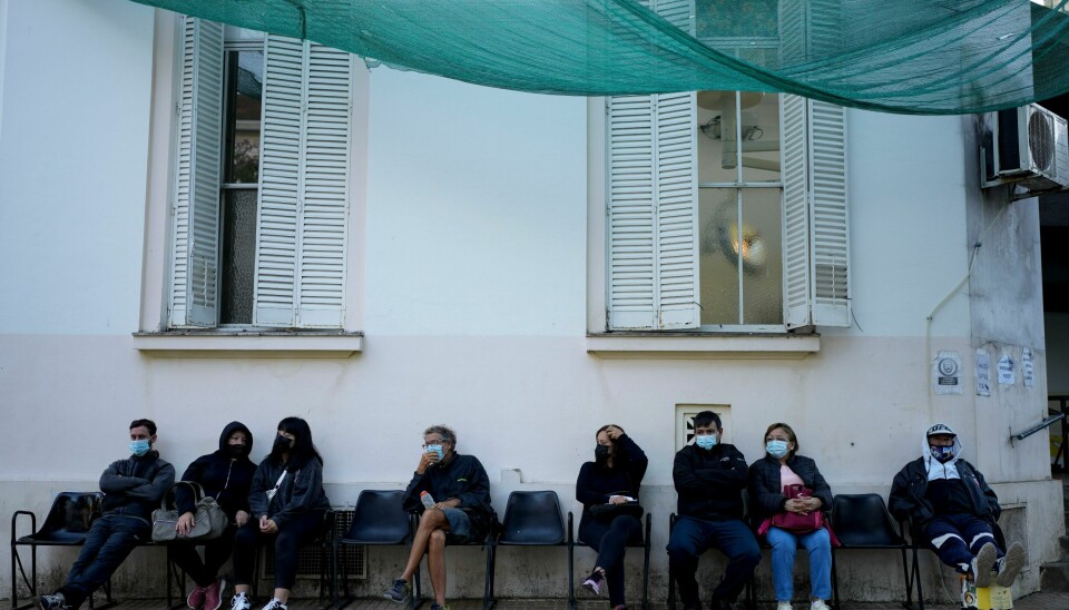 Folk med symptomer på denguefeber venter på å bli sjekket på et sykehus i Buenos Aires. Tilfellene av den myggbårne sykdommen har skutt i været i flere land i regionen. Foto: Natascha Pisarenko / AP / NTB Foto: Natacha Pisarenko / AP / NTB