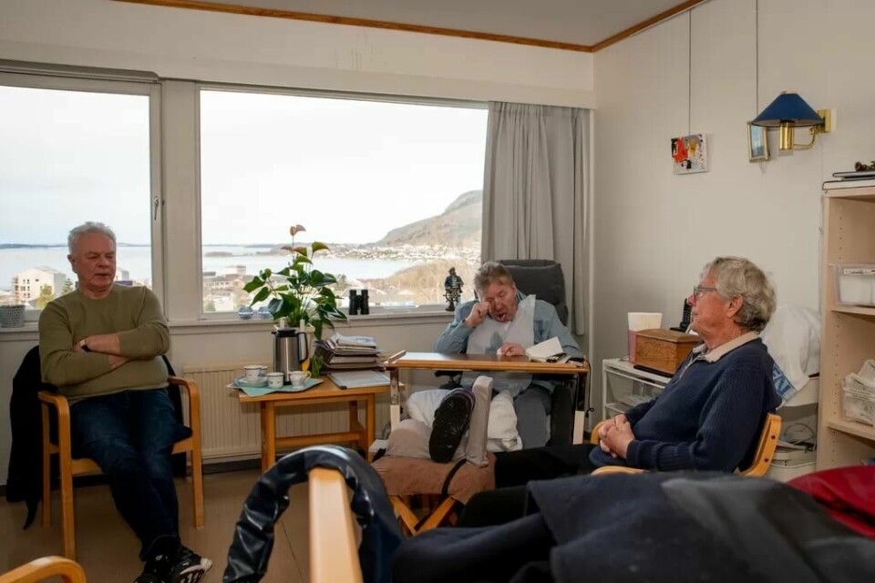 De tre tidligere arbeidskollegene har i ulike grad fått kjenne hva den tøffe jobben har gjort med kroppene deres i ettertid. Både Bjarne Kapstad (t.v.) og Josef Heng (i midten) ble tvunget i land på grunn av sykdom i løpet av 90-tallet. De tre tidligere arbeidskollegene har i ulike grad fått kjenne hva den tøffe jobben har gjort med kroppene deres i ettertid. Både Bjarne Kapstad (t.v.) og Josef Heng (i midten) ble tvunget i land på grunn av sykdom i løpet av 90-tallet.