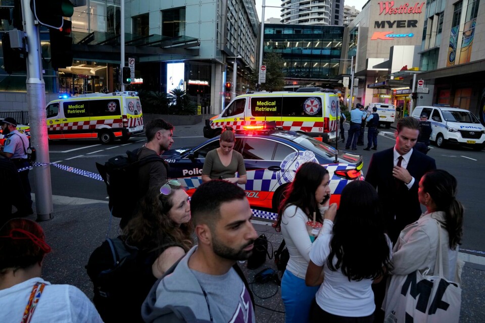 Store politistyrker ankom kjøpesenteret Westfield i Sydney da det ble meldt om knivstikking. Hundrevis av mennesker ble evakuert. Store politistyrker ankom kjøpesenteret Westfield i Sydney da det ble meldt om knivstikking. Hundrevis av mennesker ble evakuert.