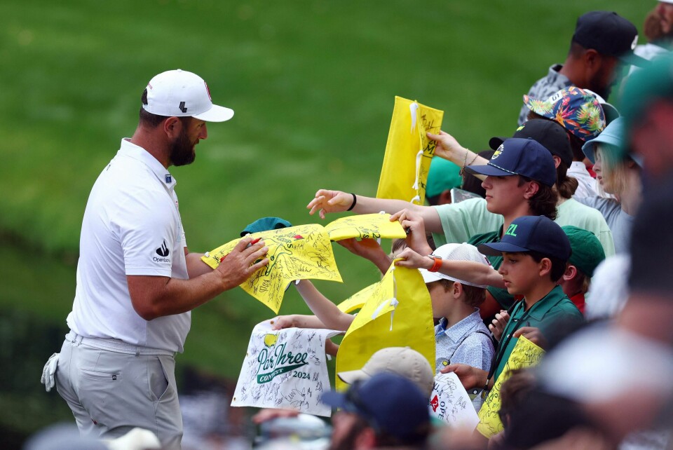 Jon Rahm er tittelforsvarer og mange vil ha autografen hans. Jon Rahm er tittelforsvarer og mange vil ha autografen hans.