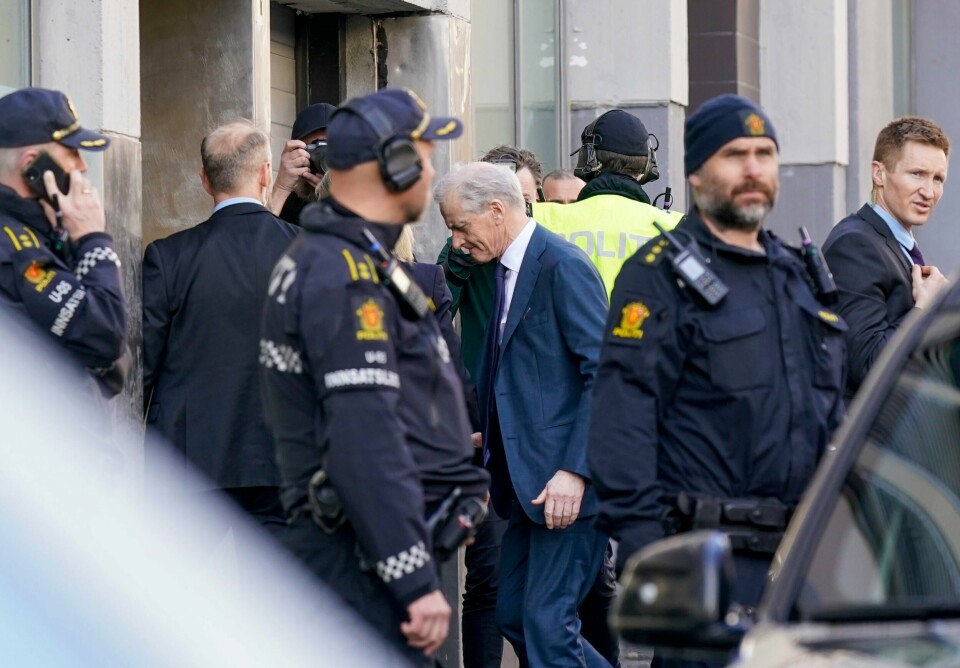 Statsminister Jonas Gahr Støre ble mandag ført inn i Folkets Hus via bakdøren etter at rundt 50 aktivister samlet seg for å blokkere landsstyremøtet til Arbeiderpartiet. Statsminister Jonas Gahr Støre (Ap) ble ført inn i Folkets Hus via bakveien da rundt 50 aktivister sperret hovedinngangen. Foto: Heiko Junge / NTB