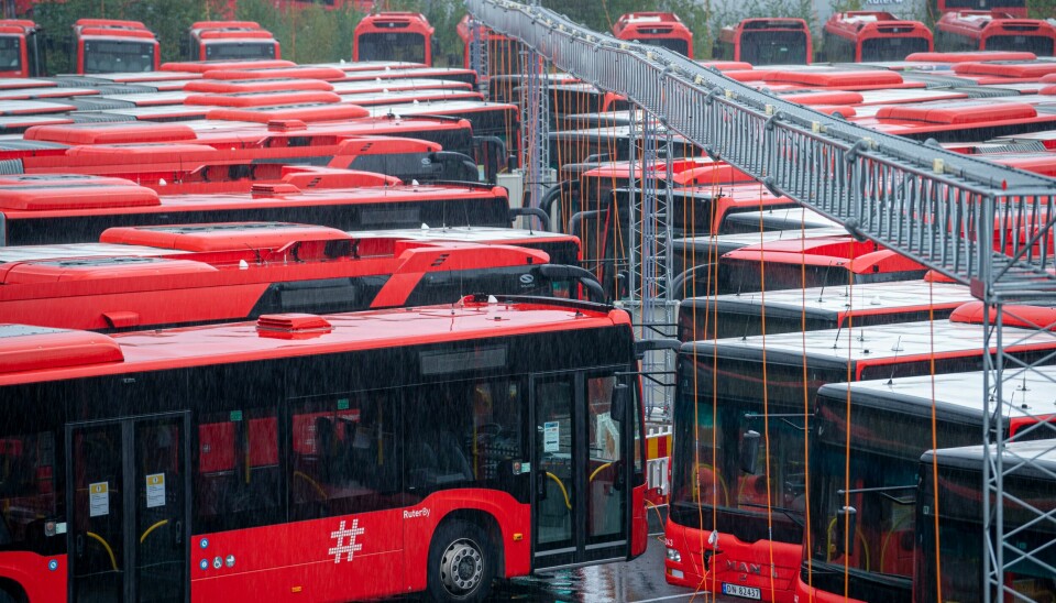 Den pressede økonomiske situasjonen for Unibuss blir tema når samferdselsbyråd Marit Vea (V) må møte opposisjonen i Oslo onsdag. Man-busser parkert på Unibuss sitt anlegg på Rosenholm i Oslo. Arkivfoto. Foto: Heiko Junge / NTB