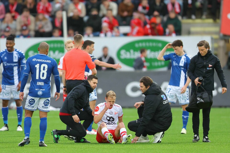 Fredrikstads Morten Bjørlo lå nede med skade etter albuesituasjonen i eliteseriekampen Fredrikstad og Sarpsborg 08 på Fredrikstad Stadion lørdag. Morten Bjørlo gikk i bakken etter en duell. Foto: Thomas Andersen / NTB