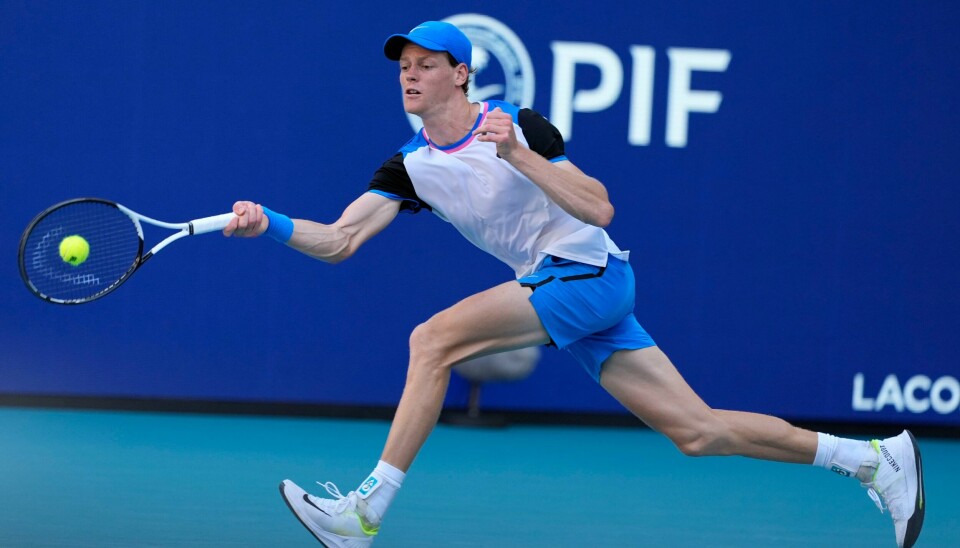 Jannik Sinner er klar for semifinalen i Monte Carlo Masters etter å ha slått danske Holger Rune. Jannik Sinner er klar for semifinalen i Monte Carlo Masters etter å ha slått danske Holger Rune. Foto: Lynne Sladky / AP / NTB