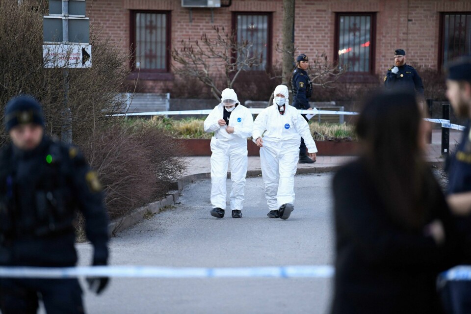 Kriminalteknikere og politibetjenter i arbeid ved åstedet etter at en mann ble skutt og drept helt sørvest i Stockholm onsdag. Kriminalteknikere og politibetjenter i arbeid ved åstedet etter at en mann ble skutt og drept helt sørvest i Stockholm onsdag.