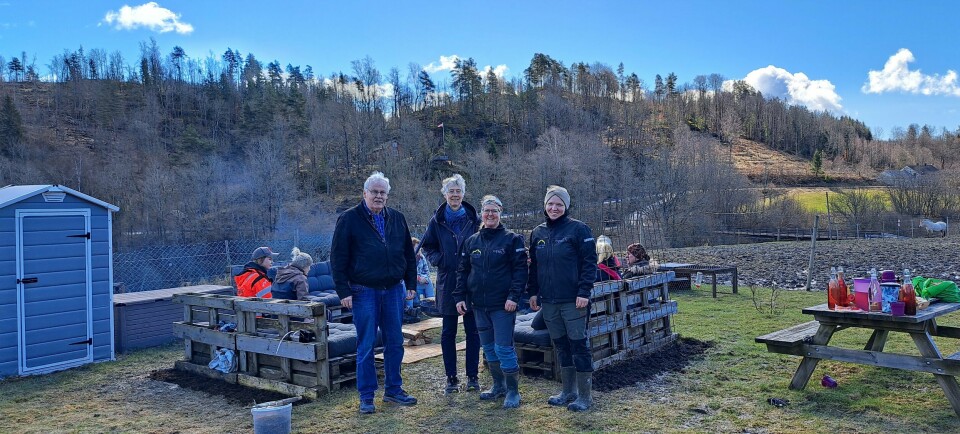 Arne Svendby og kona Anne-Grethe Riktor besøkte onsdag Fjære gård. Her sammen med Torill Hynne Fjære og Ragnhild Mangelrød (til høyre). Fjære