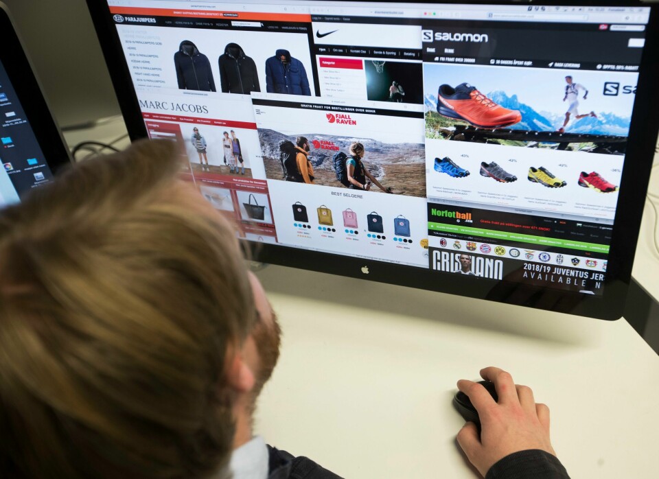 Det er mye oppmerksomhet om svindelforsøk via telefonoppringninger, men Telenors tall viser at man er minst like utsatt for digital kriminalitet ved at man ved surfing på internett oppsøker noe som viser seg å være falske nettsider. Illustrasjonsfoto. Vi brukte vårt internasjonale betalingskort for over 30 milliarder kroner mer i årets tredje kvartal sammenlignet med samme periode i fjor. Foto: Erik Johansen / NTB