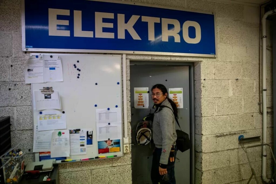 Når du jobber med elektrisitet og store mengder strøm er det viktig å være til stede, hvis ikke kan det føre til alvorlige konsekvenser. Når du jobber med elektrisitet og store mengder strøm er det viktig å være til stede, hvis ikke kan det føre til alvorlige konsekvenser.