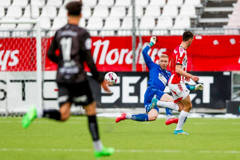 Haugesunds keeper Egil Selvik var en levende vegg borte mot Tromsø Tromsø 20240414. Haugesunds keeper Egil Selvik under eliteseriekampen mellom Tromsø og Haugesund på Romssa Arena.Foto: Rune Stoltz Bertinussen / NTB