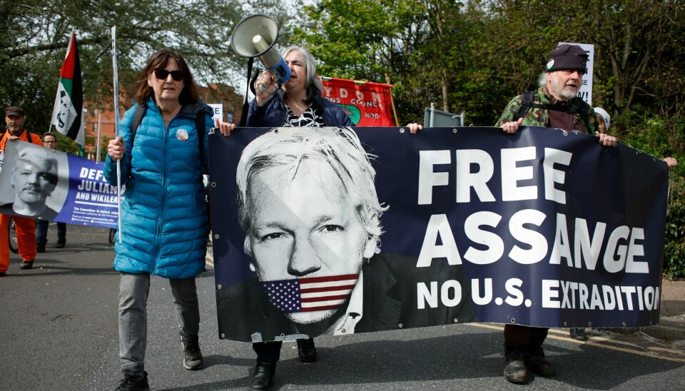 Støttespillere av Julian Assange demonstrerte søndag utenfor Belmarsh-fengselet i London, der Wikileaks-grunnleggeren sitter fengslet og venter på en endelig avgjørelse om hvorvidt han vil bli utlevert til USA. Støttespillere av Julian Assange demonstrerte søndag utenfor Belmarsh-fengselet i London, der Wikileaks-grunnleggeren sitter fengslet og venter på en endelig avgjørelse om hvorvidt han vil bli utlevert til USA: Foto: AP / NTB