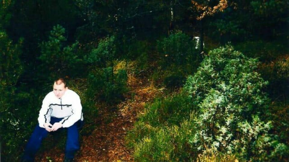 Jan Helge Andersen under rekonstruksjonen i 2001. Jan Helge Andersen sitter med ryggen til mens Viggo Kristiansen angivelig voldtar og siden dreper Lena Sløgedal Paulsen. Bildet er tatt under rekonstruksjonen i 2001.