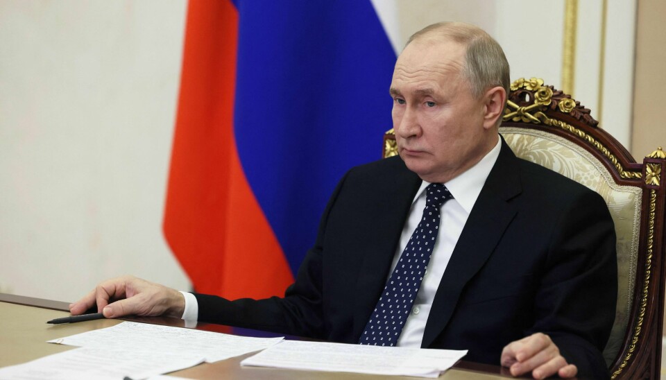 Russland og president Vladimir Putin gikk til fullskala invasjon av naboen Ukraina i februar 2022. In this pool photograph distributed by the Russian state agency Sputnik, Russia's President Vladimir Putin chairs a government meeting via a videoconference at the Kremlin in Moscow on April 4, 2024. (Photo by Mikhail METZEL / POOL / AFP)