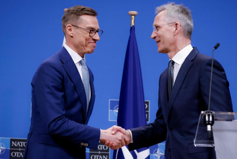 Finlands president Alexander Stubb hilser på Natos generalsekretær Jens Stoltenberg under et møte forrige uke. NATO Secretary General, Jens Stoltenberg (R) shakes hands with Finnish President Alexander Stubb after a press conference at the NATO headquarters in Brussels, on April 10, 2024. (Photo by Kenzo TRIBOUILLARD / AFP)