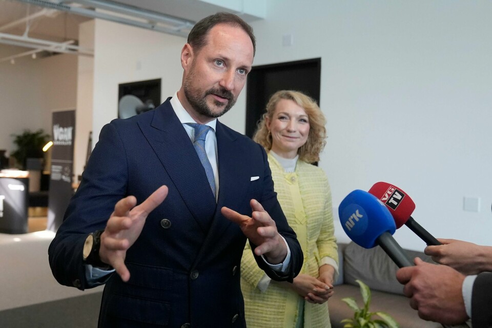 – Jeg tenker at mediene har en viktig samfunnsrolle, som norske medieinstitusjoner tar på stort alvor. Vi har dyktige journalister som gjør bra arbeid med høy kvalitet. Også er det samtidig sånn at hvis det er noe kritikkverdig som har skjedd innenfor mediene, er det fint at det blir belyst og tatt opp, sier kronprins Haakon. – Jeg tenker at mediene har en viktig samfunnsrolle, som norske medieinstitusjoner tar på stort alvor. Vi har dyktige journalister som gjør bra arbeid med høy kvalitet. Også er det samtidig sånn at hvis det er noe kritikkverdig som har skjedd innenfor mediene, er det fint at det blir belyst og tatt opp, sier kronprins Haakon. Foto: Jeff Chiu / AP / NTB