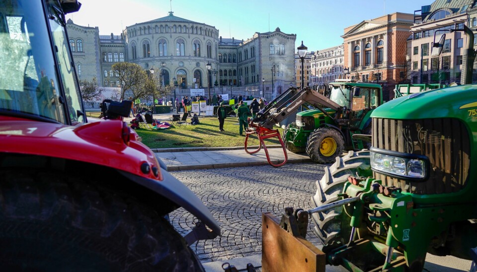 Bønder fra hele landet demonstrerer utenfor Stortinget torsdag morgen. Bønder fra hele landet demonstrerer utenfor Stortinget torsdag morgen. Foto: Heiko Junge / NTB