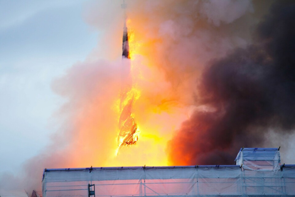 Spiret på bygningen Børsen i København står i flammer. Spiret på bygningen Børsen i København står i flammer. Foto: Ida Marie Odgaard / Ritzau Scanpix / NTB
