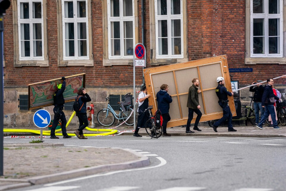 Folk bærer historiske malerier ut av den brennende Børsen i København tirsdag. Forbipasserende hjelper til med å bære kulturskatter ut av den brennende bygningen Børsen i København. Foto: Ida Marie Odgaard / Ritzau Scanpix / NTB