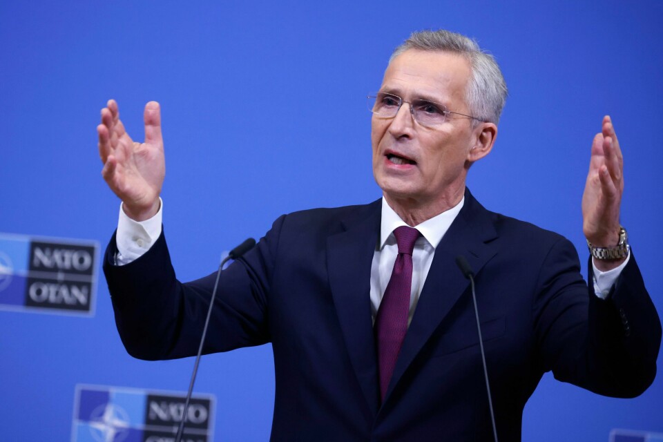 Nato-sjef Jens Stoltenberg forsvarer dialogen med Russland i årene etter den kalde krigen. Foto: Johanna Geron / AP / NTB Send mer luftforsvar til Ukraina, ber Nato-sjef Jens Stoltenberg. Foto: AP / NTB