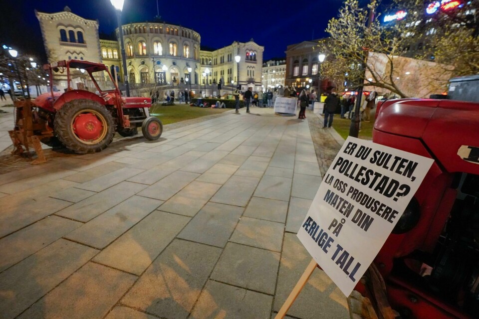 Mange bønder er uenige i tallgrunnlaget som sammenligner bøndenes inntekter med vanlige lønnsinntekter. Flere av dem møtte opp foran Stortinget i protest onsdag kveld. Mange bønder er uenige i tallgrunnlaget som sammenligner bøndenes inntekter med vanlige lønnsinntekter. Flere av dem møtte opp foran Stortinget i protest onsdag kveld.