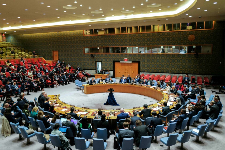 FNs sikkerhetsråd har mye makt. Resolusjonene de vedtar må følges opp av samtlige 193 medlemsland. Samtidig er det fem land som kan avgjøre alle vedtak. General view as UN Relief and Works Agency (UNRWA) Commissioner General Philippe Lazzarini speaks during a UN Security Council meeting on UNRWA at UN headquarters in New York on April 17, 2024. (Photo by Charly TRIBALLEAU / AFP)