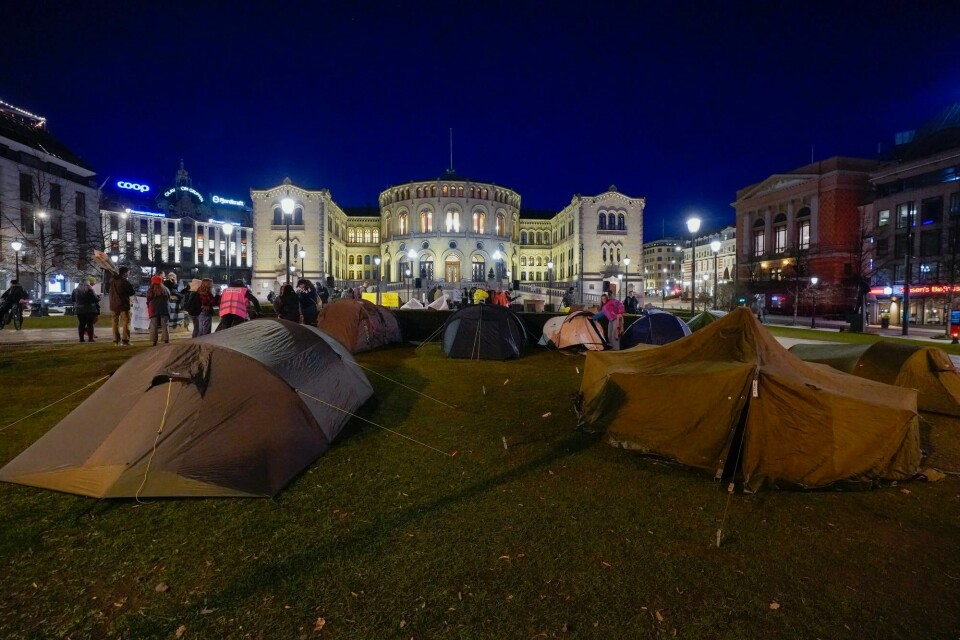 Bønder fra hele landet har slått opp telt utenfor Stortinget for å fortsette demonstrasjonene torsdag. Bønder fra hele landet har slått opp telt utenfor Stortinget for å fortsette demonstrasjonene torsdag.