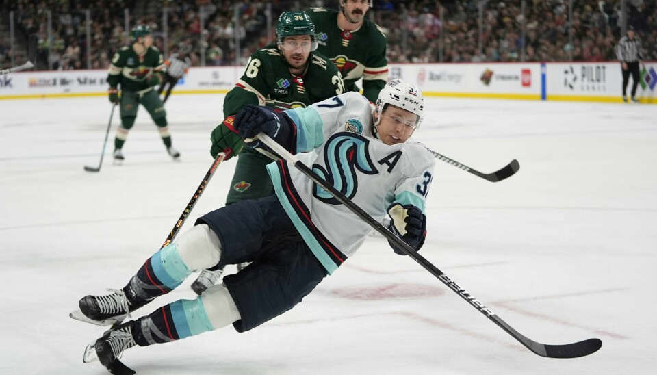 Minnesota Wilds høyreving Mats Zuccarello tripper Seattle Kraken-senter Yanni Gourde i andre periode av en NHL-hockeykamp torsdag. Zuccarello fikk to minutters utvisning for tripping. Minnesota Wilds høyreving Mats Zuccarello tripper Seattle Kraken-senter Yanni Gourde i andre periode av en NHL-hockeykamp torsdag. Zuccarello fikk to minutters utvisning for tripping. Foto: Abbie Parr AP / NTB