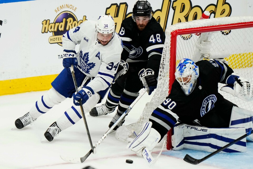 Toronto Maple Leafs' Auston Matthews (34) jages av Tampa Bay Lightnings Nick Perbix (48) mens målvakt Matt Tomkins (90) tar seg av pucken i tredje periode. Toronto Maple Leafs' Auston Matthews (34) jages av Tampa Bay Lightnings Nick Perbix (48) mens målvakt Matt Tomkins (90) tar seg av pucken i tredje periode. Foto: Frank Gunn / The Canadian Press / AP / NTB