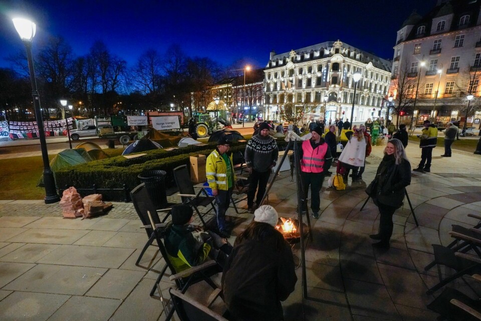 Flere av bøndene som møtte opp på Eidsvolls plass mener torsdagens avgjørelse i Stortinget kan bli kroken på døra for den norske bonden. Flere av bøndene som møtte opp på Eidsvolls plass mener torsdagens avgjørelse i Stortinget kan bli kroken på døra for den norske bonden.