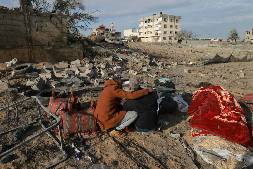 USA har en rekke ganger lagt ned veto i saker mot Israel, senest i februar i år. Her fra Rafah sør på Gazastripen, hvor palestinere ser på ødeleggelsene etter et israelsk luftangrep. A Palestinian man comforts another as they inspect the destruction in Rafah on February 18, 2024, following overnight Israeli air strikes on the southern Gaza Strip border city amid ongoing battles between Israel and the Palestinian Hamas movement. Prospects for an Israel-Hamas ceasefire dimmed on February 18 after the United States signalled it would veto the latest push for a UN Security Council resolution and mediator Qatar acknowledged that truce talks on the other diplomatic front have hit an impasse. (Photo by MOHAMMED ABED / AFP)