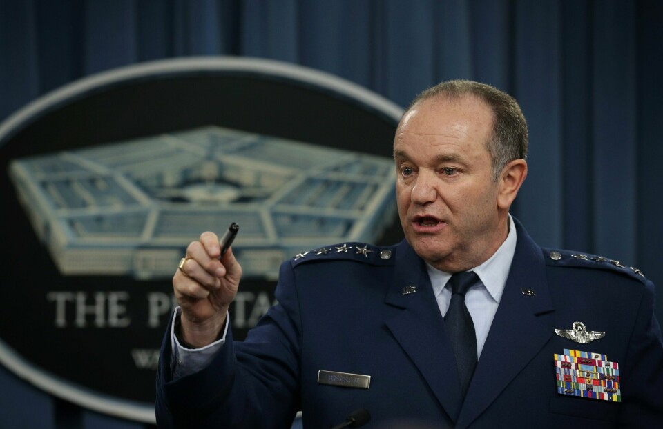 Philip Breedlove (68), pensjonert firestjerners general i USA, har sterke meninger om krigen i Ukraina. Her avbildet under et møte i Pentagon i 2015. ARLINGTON, VA - FEBRUARY 25: U.S. European Commander Air Force Gen. Philip Breedlove conducts a news briefing February 25, 2015 at the Pentagon in Arlington, Virginia. Gen. Breedlove discussed the current situation of the Russian military intervention in Ukraine. Alex Wong/Getty Images/AFP