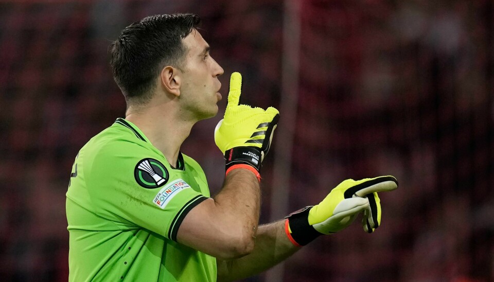 Emiliano Martinez fikk sitt andre gule kort under straffesparkkonkurransen for å ha provosert Lille-fansen, men Aston Villas keeper ble ikke utvist. Emiliano Martinez fikk sitt andre gule kort under straffesparkkonkurransen for å ha provosert Lille-fansen, men Aston Villas keeper ble ikke utvist. Foto: Christophe Ena / AP / NTB