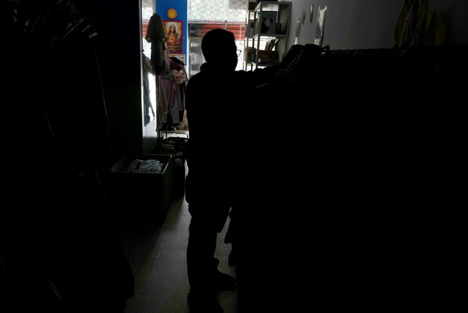 En kunde er på handlerunde i en klesbutikk der strømmen er blitt kuttet som følge av rasjonering tidligere denne uken. En kunde er på handlerunde i en klesbutikk der strømmen er blitt kuttet som følge av rasjonering tidligere denne uken. Foto: Dolores Ochoa / AP / NTB