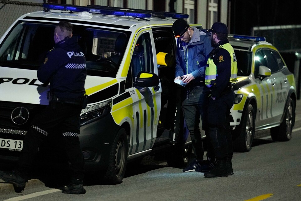 Politiet i arbeid på stedet der er person ble funnet død etter en voldshendelse i Halden lørdag kveld. En annen person er innlagt på sykehus med lettere skader. Politiet i arbeid på stedet der er person ble funnet død etter en voldshendelse i Halden lørdag kveld. En annen person er innlagt på sykehus med lettere skader. Foto: Stian Lysberg Solum / NTB