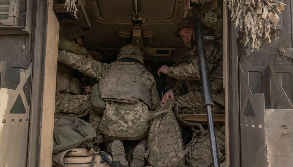 Ukraina, her representert ved ukrainske infanterisoldater, kjemper med nebb og klør mot den russiske invasjonsmakten. Men landets myndigheter har advart om at de sårt trenger mer militær og økonomisk støtte fra Vesten. Ukrainian infantry soldiers of the 23rd Mechanized Brigade board an armored fighting vehicle MaxxPro to head toward the frontline in the Avdiivka direction, in the Donetsk region, on April 3, 2024, amid the Russian invasion of Ukraine. (Photo by Roman PILIPEY / AFP)
