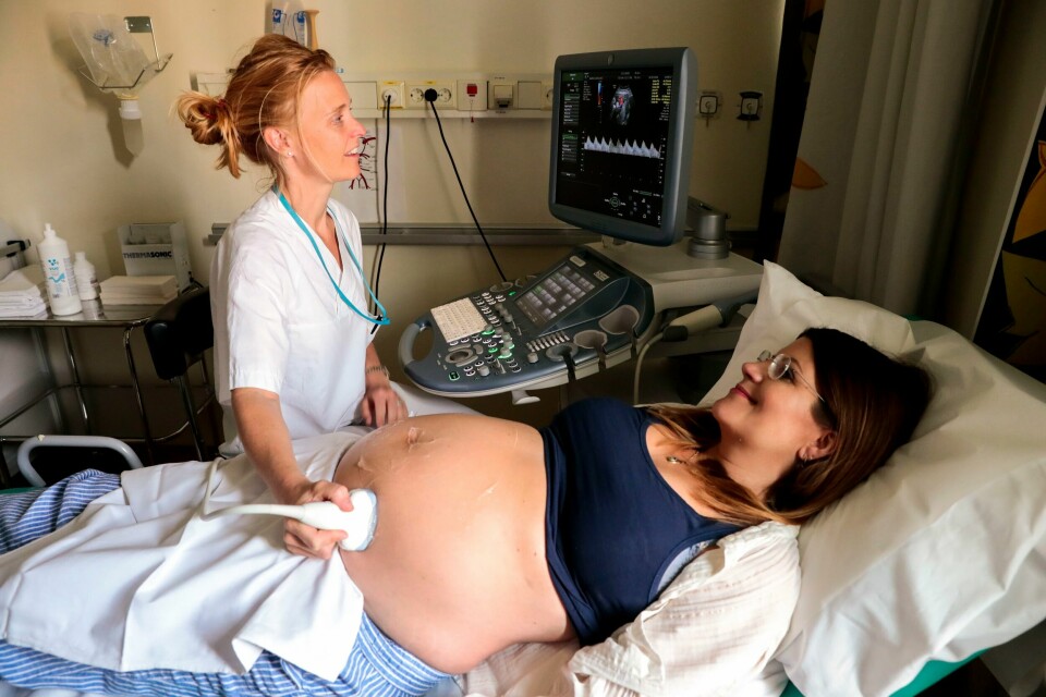 Høygravid kvinne. På sykehus i samtale med lege. Høygravid kvinne. På sykehus i samtale med lege.