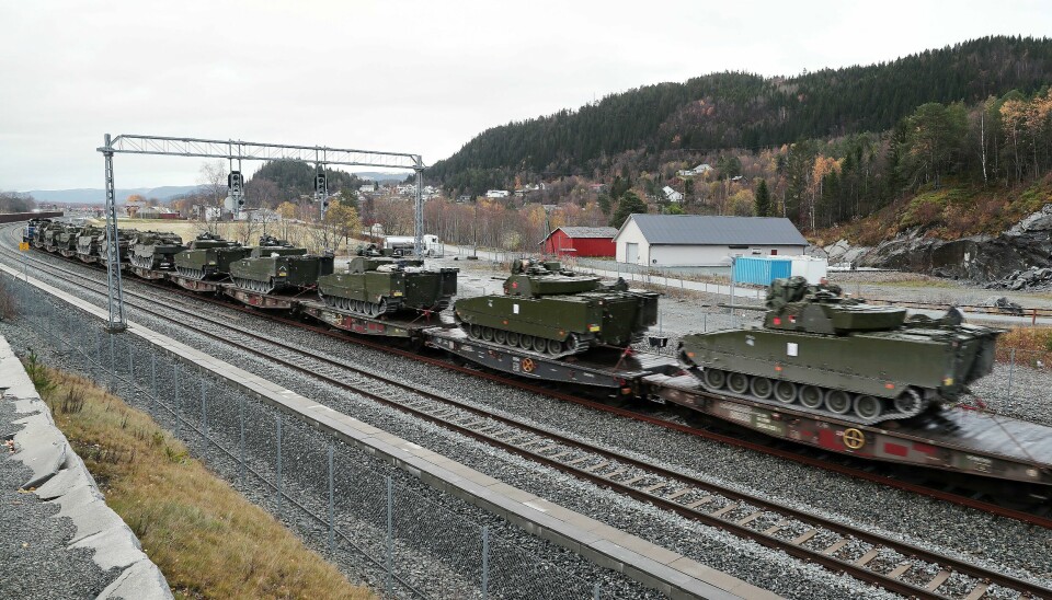 Ikke minst Forsvaret vil kunne nyte godt av ny jernbane videre nordover, mener Tromskomiteen for jernbane. Bildet viser kjøretøy fra Panserbataljonen i Brigade Nord, på Hell stasjon i Trøndelag under øvelsen Trident Juncture i 2018. Ikke minst Forsvaret vil kunne nyte godt av ny jernbane videre nordover, mener Tromskomiteen for jernbane. Bildet viser kjøretøy fra Panserbataljonen i Brigade Nord, på Hell stasjon i Trøndelag under øvelsen Trident Juncture i 2018.