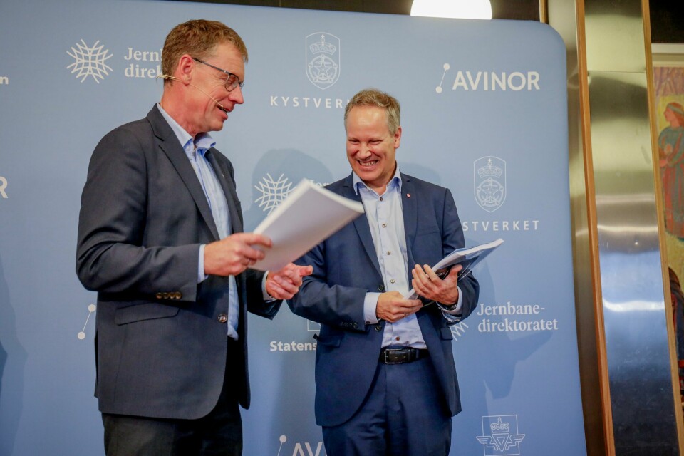 Samferdselsminister Jon-Ivar Nygård (Ap) gliste bredt da han mottok utredningen om Nord-Norgebanen av jernbanedirektør Knut Sletta (t.v.) i fjor, men i forslaget til Nasjonal transportplan 2025-2036 ble ikke Nord-Norgebanen prioritert av regjeringen. Samferdselsminister Jon-Ivar Nygård (Ap) gliste bredt da han mottok utredningen om Nord-Norgebanen av jernbanedirektør Knut Sletta (t.v.) i fjor, men i forslaget til Nasjonal transportplan 2025-2036 ble ikke Nord-Norgebanen prioritert av regjeringen.