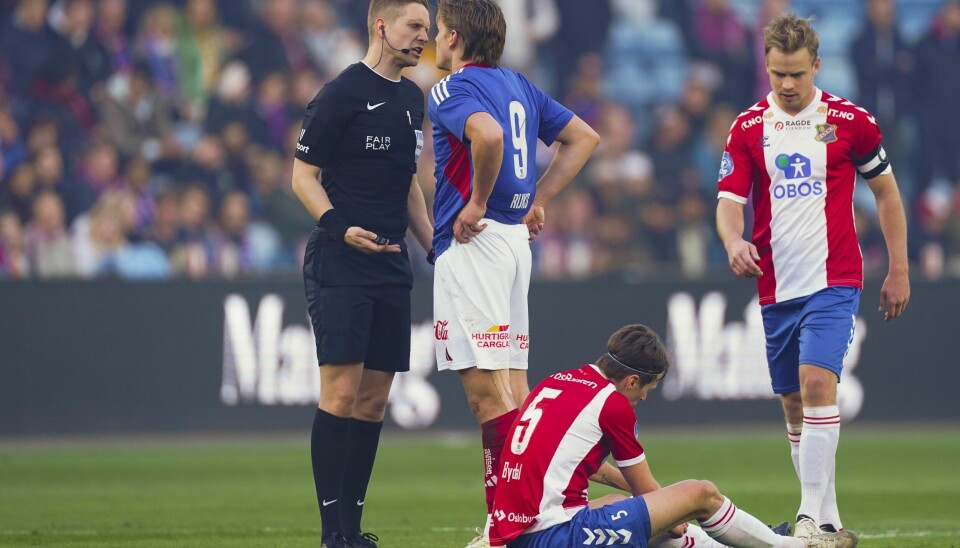 Mees Rijks pådro seg to håpløse gule kort, og ble utvist av dommer Espen Eskås. Det hadde VIFs sportssjef Joacim Jonsson lite til overs for. Mees Rijks pådro seg to håpløse gule kort, og ble utvist av dommer Espen Eskås. Det hadde VIFs sportssjef Joacim Jonsson lite til overs for.