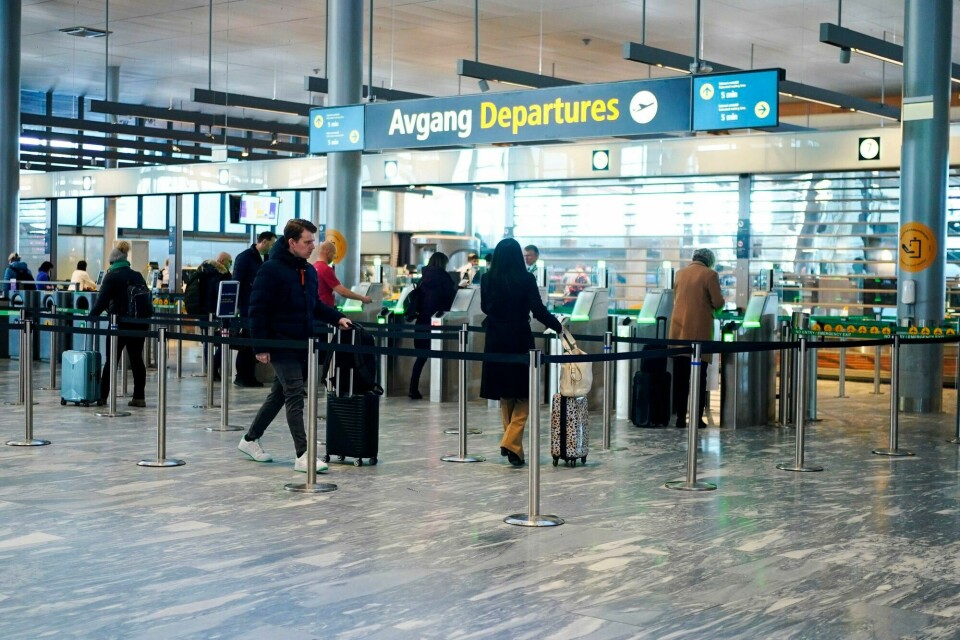 Dette er ikke tiden for å svekke sikkerheten i norsk luftfart. Snarere tvert imot, skriver forfatterne av innlegget. Bildet er fra sikkerhetskontrollen på Gardermoen. Sikkerhetskontrollen på Gardermoen flyplass.