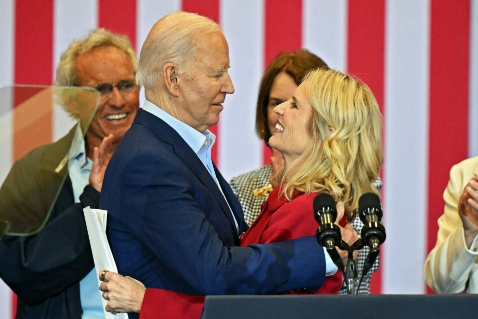 Kerry Kennedy og sittende president Joe Biden avbildet under et valgkamparrangement i Philadelphia, USA torsdag. PHILADELPHIA, PENNSYLVANIA - APRIL 18: U.S. President Joe Biden speaks with Kerry Kennedy during a campaign event at Martin Luther King Recreation Center on April 18, 2024 in Philadelphia, Pennsylvania. U.S. President Joe Biden is on a multi-city tour of the battleground state of Pennsylvania where he renewed calls to increase taxes on wealthy Americans and large corporations. Drew Hallowell/Getty Images/AFP (Photo by Drew Hallowell / GETTY IMAGES NORTH AMERICA / Getty Images via AFP)